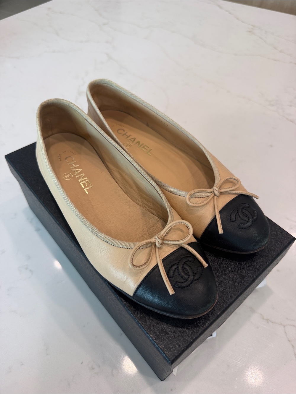 CHANEL Beige and Black Leather Cap-Toe Ballerinas Flats - Picture 3 of 13
